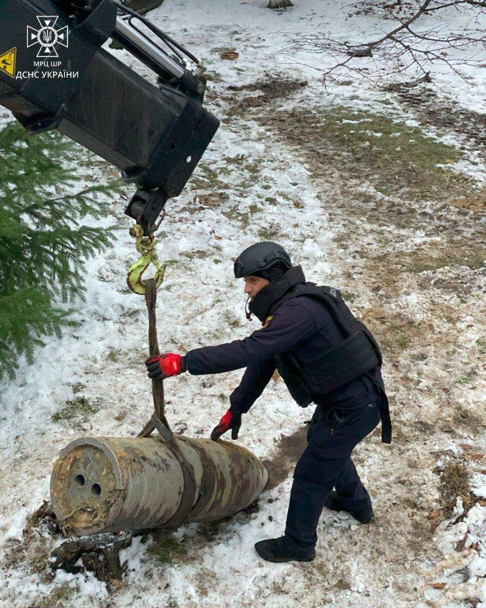 A Ukrainian sapper recovers the warhead of a Kinzhal missile.