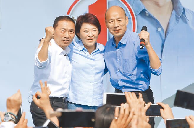 2018年11月韓國瑜（右起）、盧秀燕、侯友宜參選高雄、台中、新北市長時3人合抱，營造出一股藍天旋風。（本報資料照片）
