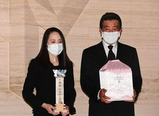松田聖子（左）和前夫神田正輝將女兒沙也加帶回東京。（網路圖片）