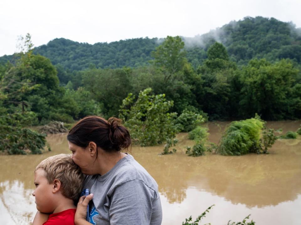 Crystal Turner y Bryson Turner esperan a conocer el estado de un familiar que lleva varado desde el miércoles por la noche en la carretera 476 en Lost Creek, Kentucky, el 29 de julio de 2022 en el condado de Breathitt, Kentucky (Getty Images)