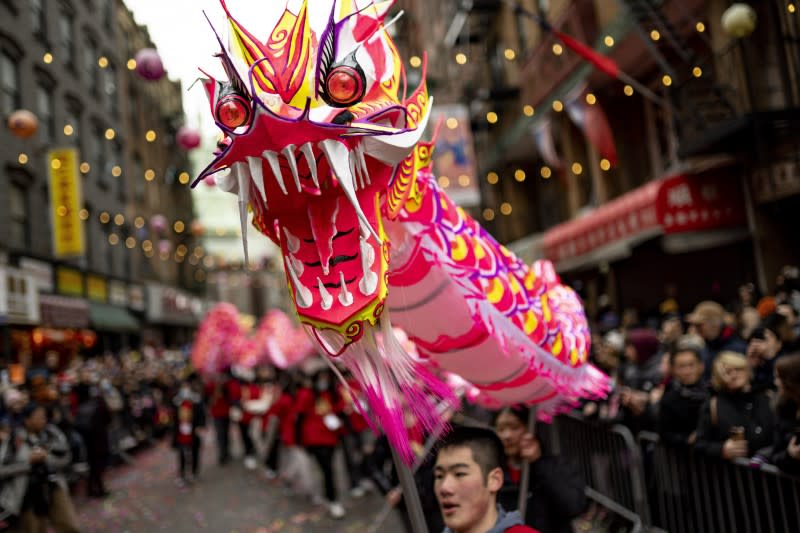 <cite>2023年2月12日，美國紐約曼哈頓華埠慶祝農曆新年的舞龍。（AP）</cite>