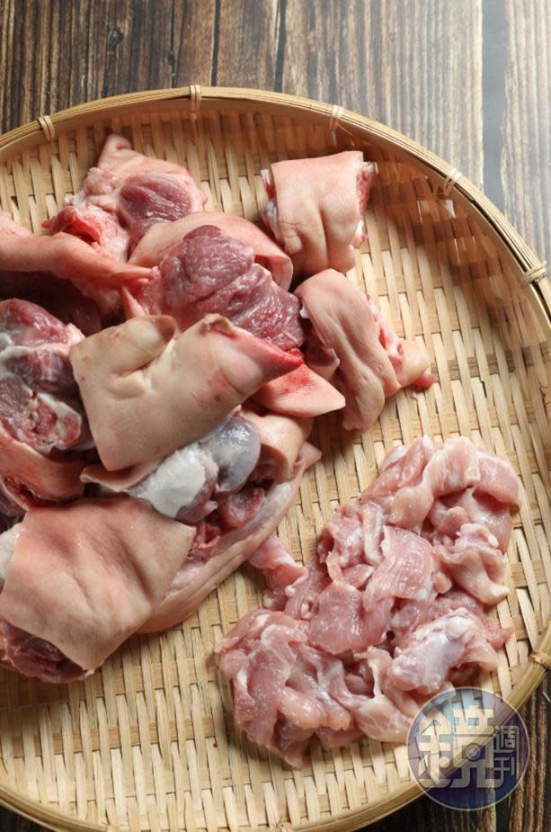 「豬腳」（100元／斤）、「松阪肉」（340元／斤）都依客人需求事先切剁。