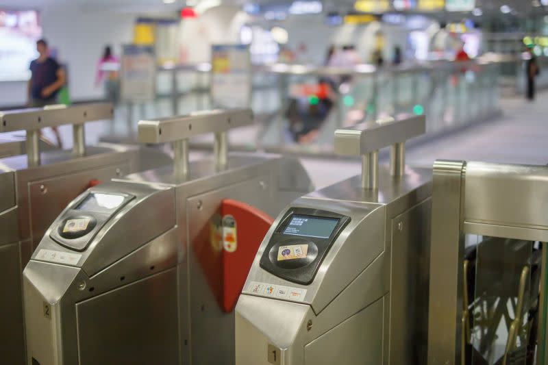 悠遊卡公司表示，目前已開發出手機專用的貼紙悠遊卡，旅客將貼紙貼在手機上，透過EasyWallet APP儲值後，即可進出捷運站閘門。   圖：翻攝自台北捷運 Metro Taipei 臉書（資料照）
