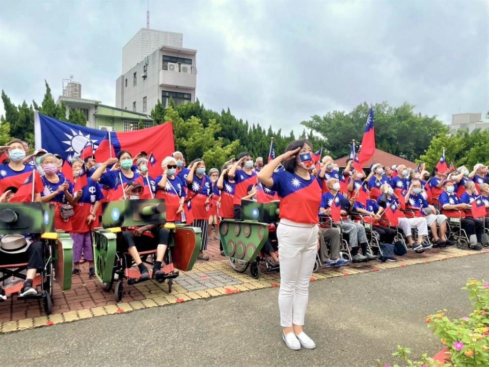 新竹榮家雙十升旗，齊喊中華民國萬歲，齊祝國運昌隆。（記者彭新茹攝)