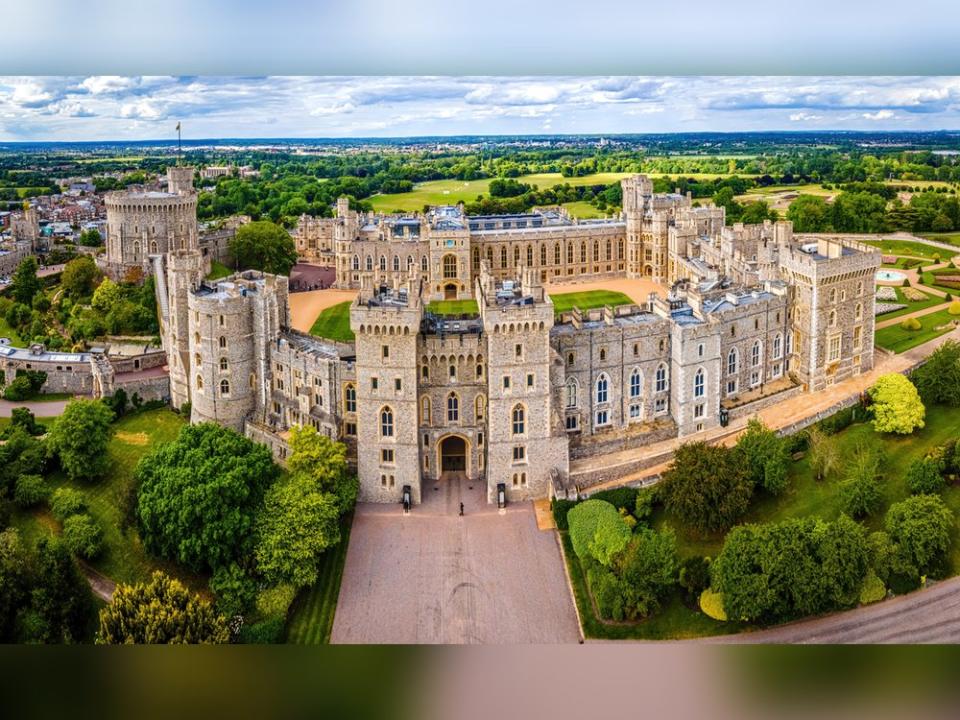 Im Schloss Windsor verbrachte die Queen ihre letzten Lebensjahre. Auf dem weitläufigen Areal leben derzeit Kate und William sowie Prinz Andrew. (Bild: Alexey Fedorenko/Shutterstock.com)