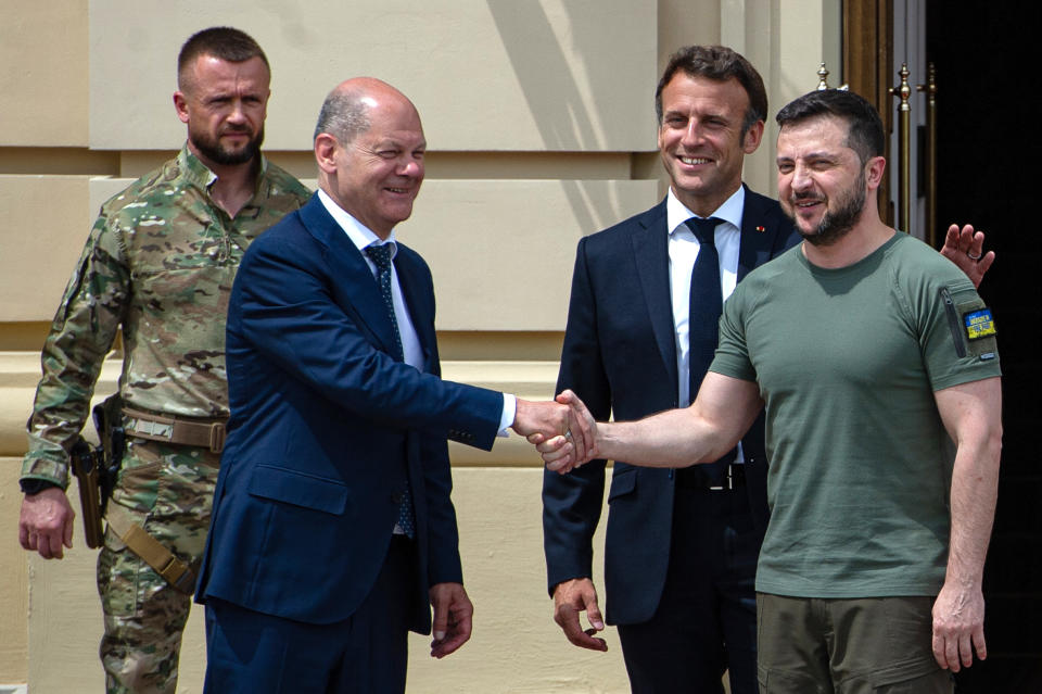 Der ukrainische Präsident Wolodymyr Selenskyj mit Bundeskanzler Olaf Scholz und Frankreichs Präsident Emmanuel Macron in Kiew (Bild: Alexey Furman/Getty Images)