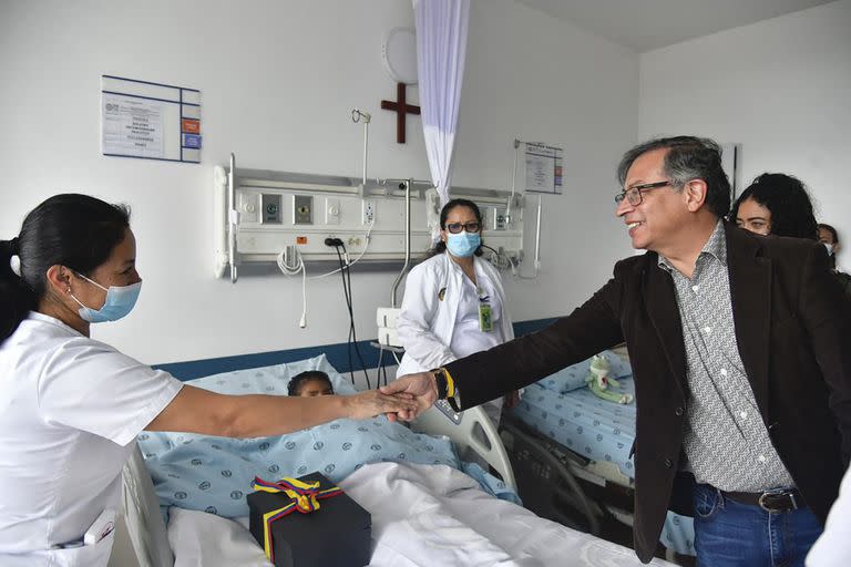 Foto publicada por la Presidencia de Colombia muestra al presidente colombiano Gustavo Petro visitando a uno de los cuatro niños indígenas que fueron encontrados con vida después de estar perdidos durante 40 días en la selva amazónica colombiana luego de un accidente aéreo, en el Hospital Militar de Bogotá el 10 de junio de 2023