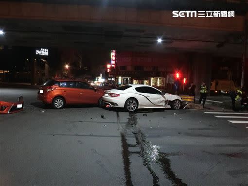 「海神」馬莎拉蒂遭違規左轉車輛撞擊，右車車頭車身毀損。（圖／翻攝畫面）