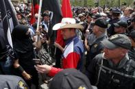 Ein Anhänger von Donald Trump nimmt mit einem Demonstranten in der Innenstadt von Cleveland während des Parteitags der Republikaner ein Selfie auf. (Bild: John Minchillo/AP)