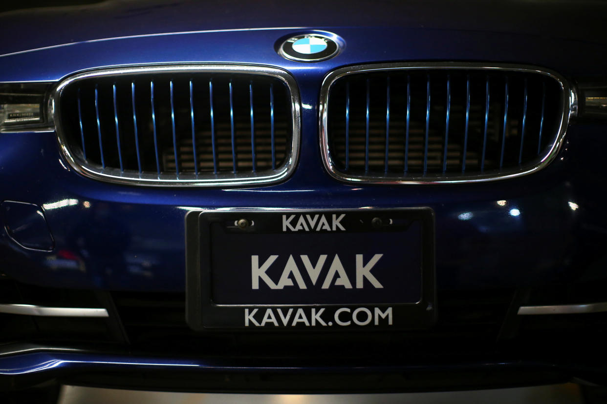 El logo de la empresa de autos usados Kavak en un auto en Ciudad de México. | REUTERS/Edgard Garrido