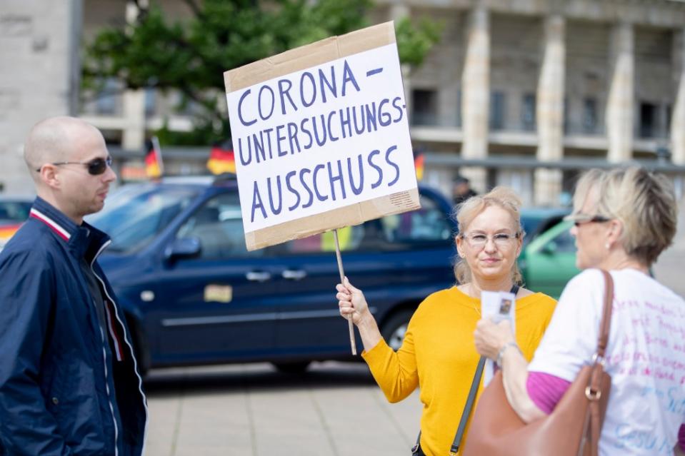 Eine Frau zeigt bei einer Kundgebung gegen die Corona-Politik der Bundesregierung am Olympiastadion ein Plakat mit der Aufschrift "Corona-Untersuchungsausschuss."<span class="copyright">dpa</span>