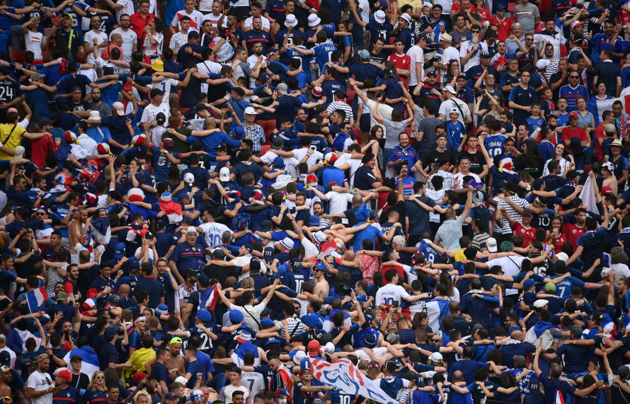 Das Budapester Stadion bei einem EM-Spiel. Mindestabstände waren nicht wirklich ein Thema (Bild: REUTERS/Franck Fife)