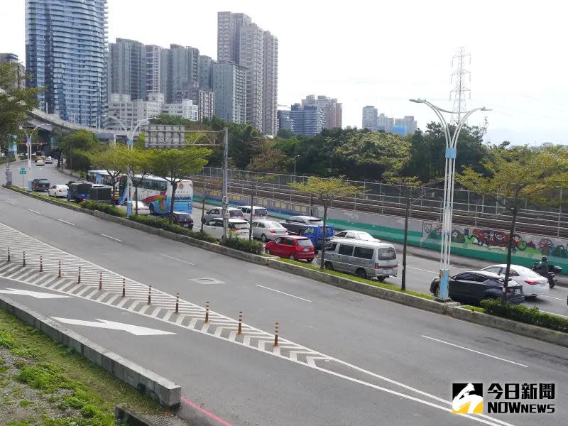 ▲淡水河北側沿河平面道路、俗稱「淡北道路」的新建工程將以高架、地下、平面3面向興建全長5.45公里、雙向4個車道的快速道路。（圖 ／記者吳嘉億攝，2024.01.29）