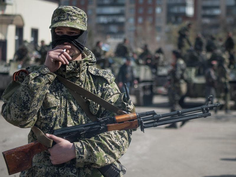 Bewaffnete gehen in der ostukrainischen Stadt Slawjansk in Stellung: Medienberichten zufolge sind ukrainische Einheiten zu den prorussischen Separatisten übergelaufen. Foto: Roman Pilipey