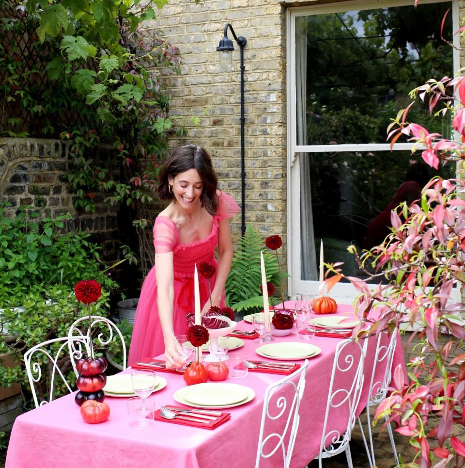 Dine al fresco: Natural decoration creates atmosphere and makes the table inviting