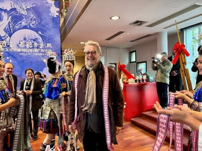 Des jeunes femmes portant des costumes traditionnels de la minorité ethnique du Guizhou accueillent vendredi à Paris les invités assistant à la cérémonie d'ouverture de la Semaine colorée de promotion de la culture et du tourisme du Guizhou 2024 à Paris. [Photo provided to China Daily]