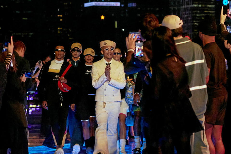 Pharrell Williams (en blanc) lors du final du défilé pré-fall 2024 de Louis Vuitton à Hongkong, le 30 novembre 2023.  - Credit:Louis Vuitton