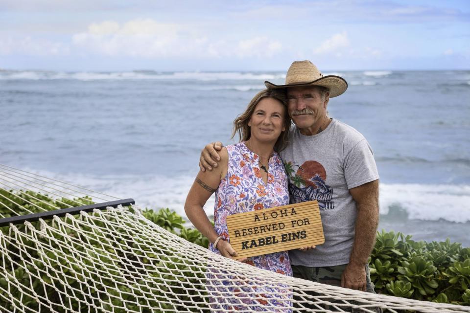 "Wir sind hier offiziell Aliens": Manu und Konny Reimann fühlen sich auf Hawaii dennoch sichtlich wohl. (Bild: Kabel Eins / Lucie Silveira)