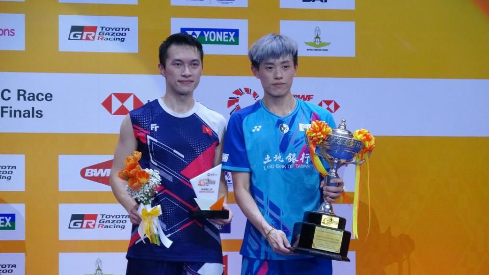 台灣羽球男單選手林俊易5日在泰國羽球大師賽決賽中以21比17、21比14擊敗香港對手伍家朗。圖為頒獎典禮中林俊易（右）和伍家朗（左）合照。（中央社）