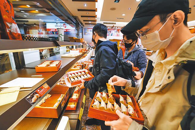 大陸近期禁止台灣多項產品進口，佳德鳳梨酥13日再度出面說明，強調暫時沒有計畫到大陸發展。圖為民眾前往佳德店鋪選購糕餅。（郭吉銓攝）