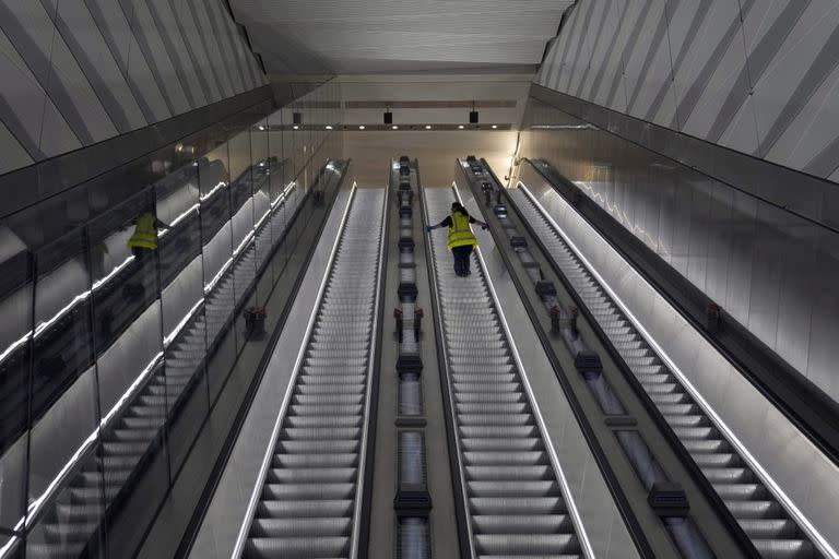 Escaleras mecánicas de la Estación de la Calle Liverpool de la nueva línea de trenes subterráneos de Londres Elizabeth Line, en foto del 11 de mayo del 2022. (AP Photo/Alastair Grant)