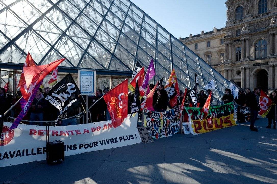 Des manifestants opposés à la réforme des retraites ont bloqué les accès pour entrer dans le musée du Louvre, contraignant le musée parisien à fermer ses portes pour une durée encore indéterminée. 