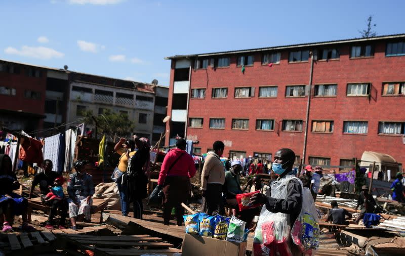 Un vendedor ambulante lleva una mascarilla mientras vende productos durante el brote de coronavirus (COVID-19) en Harare