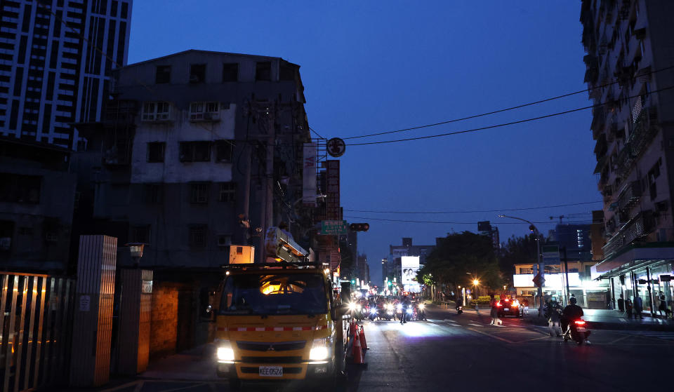 新北板橋南雅南路二段一處變電箱，昨天疑因外物碰觸造成短路跳電，附近住戶與馬路陷入一片漆黑。記者侯永全／攝影