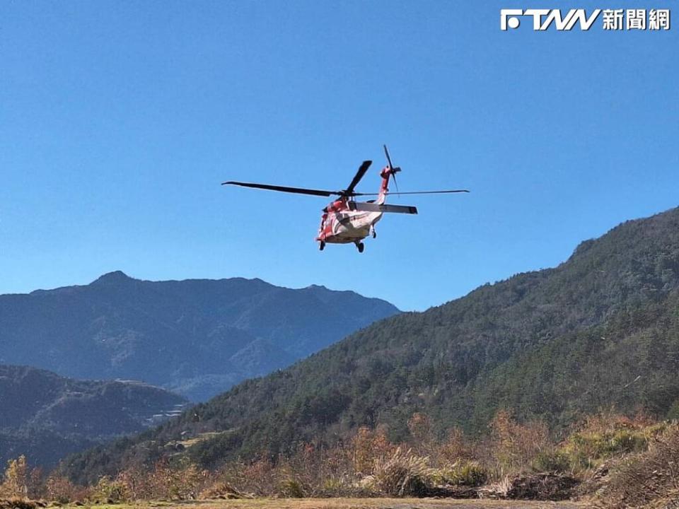 新北市41歲林姓女子獨攀雪山，在凱蘭特崑山北峰不慎滑落邊坡，苗栗縣消防局等單位搜救人員入山搶救，接觸到林女時發現已罹難，遺體13日由空勤總隊直升機吊掛下山。（圖／中央社）