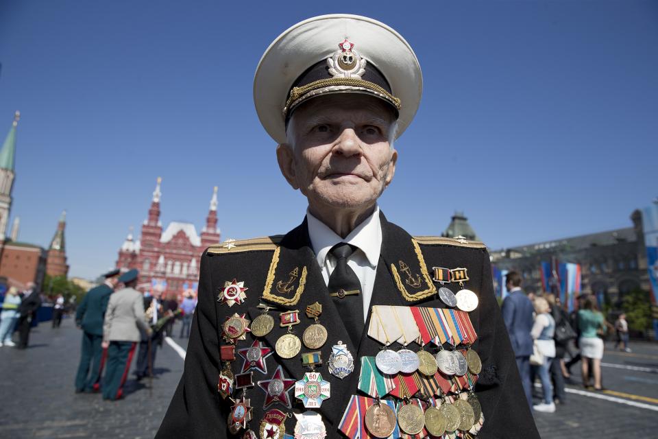 Russian WWII veteran Ivan Bobarykin poses for photographers after the Victory Day parade in the Red Square in Moscow, Russia, Friday, May 9, 2014. Thousands of Russian troops marched on Red Square in the annual Victory Day parade in a proud display of the nation's military might amid escalating tensions over Ukraine. (AP Photo/Pavel Golovkin)