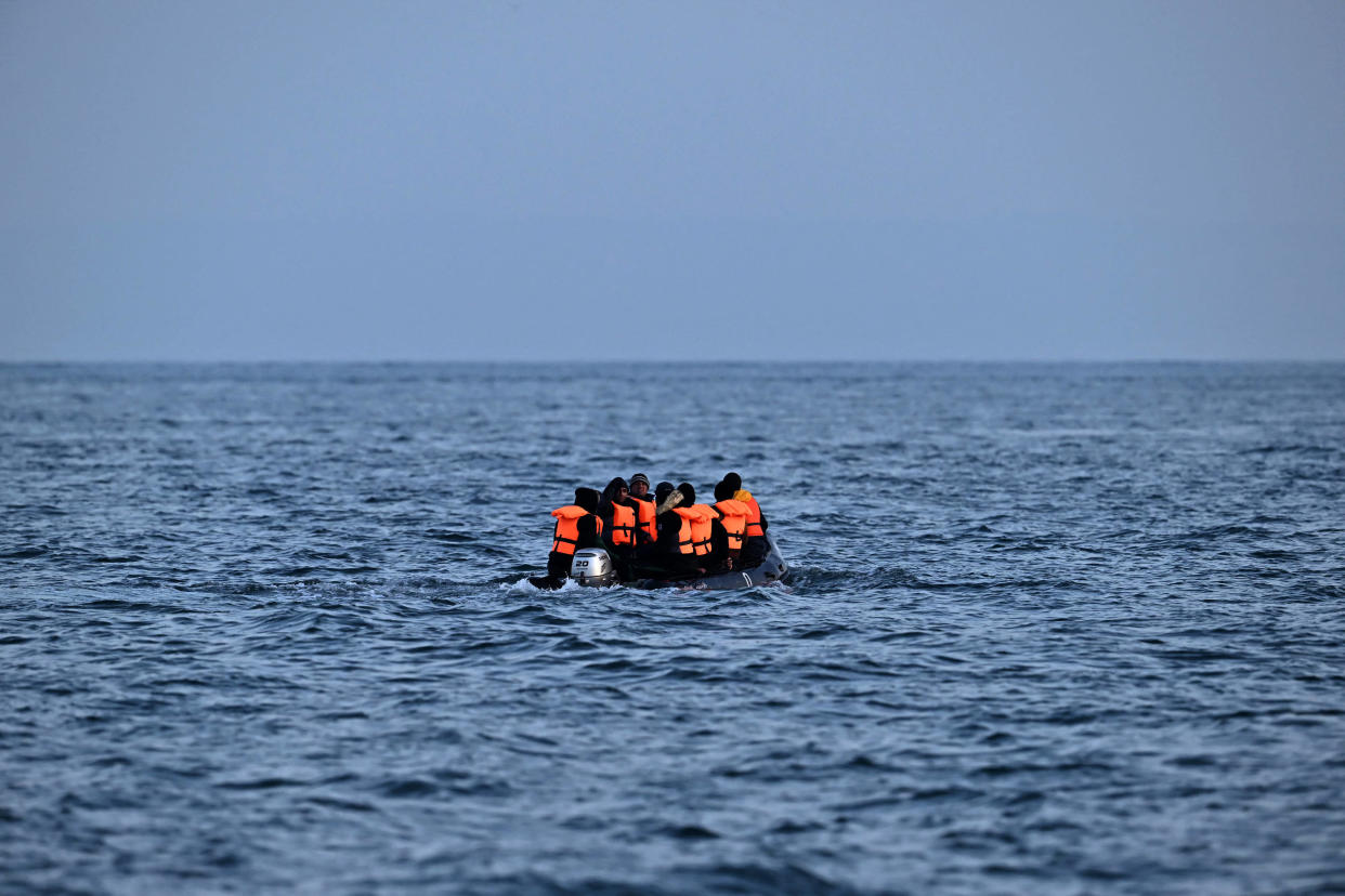 Des migrants tentent de traverser la Manche dans un petit bateau gonflable (image d’illustration)