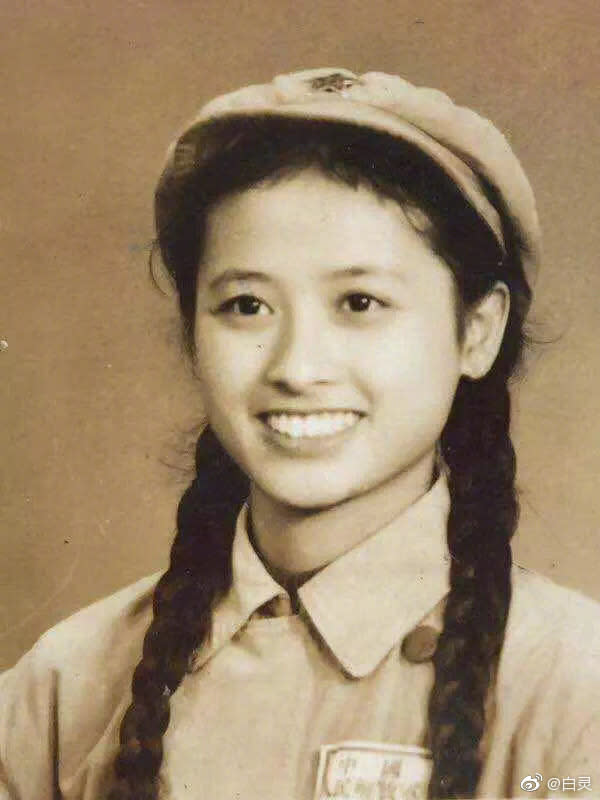 白靈媽媽年輕美照曝光！曾是「解放軍軍花」網驚艷：遺傳好基因