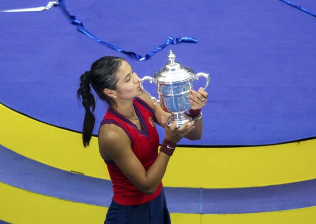 Great Britain&#x002019;s Emma Raducanu kisses the trophy after winning the US Open women&#x002019;s singles final