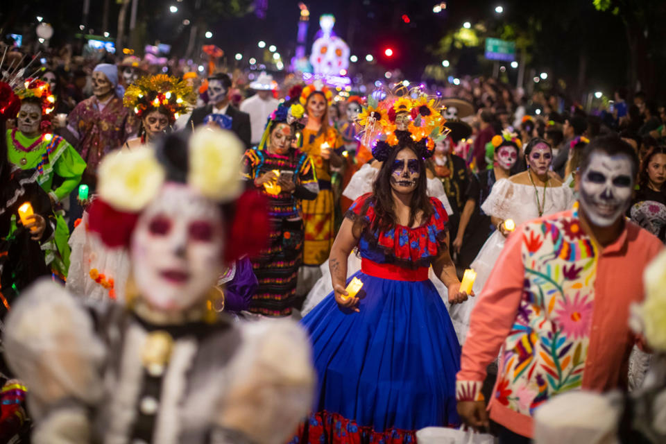 Personas disfrazadas participan en el Desfile de la Catrina como parte de las celebraciones del Día de Muertos, en la Ciudad de México, México, el 22 de octubre de 2023.