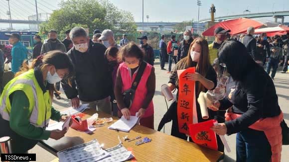 民眾可自備迎春佳句讓大師揮毫。（圖：新北市高灘地工程管理處提供）