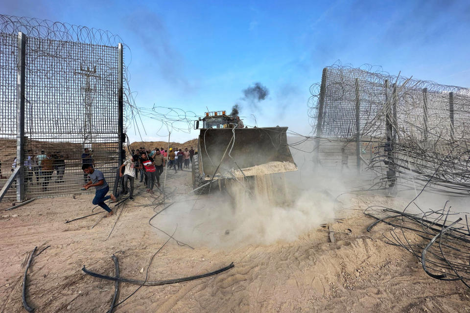 Palestinians crossing the border fence with Israel from Khan Yunis in the southern Gaza Strip Palestinians crossing the (APA images via Reuters file)