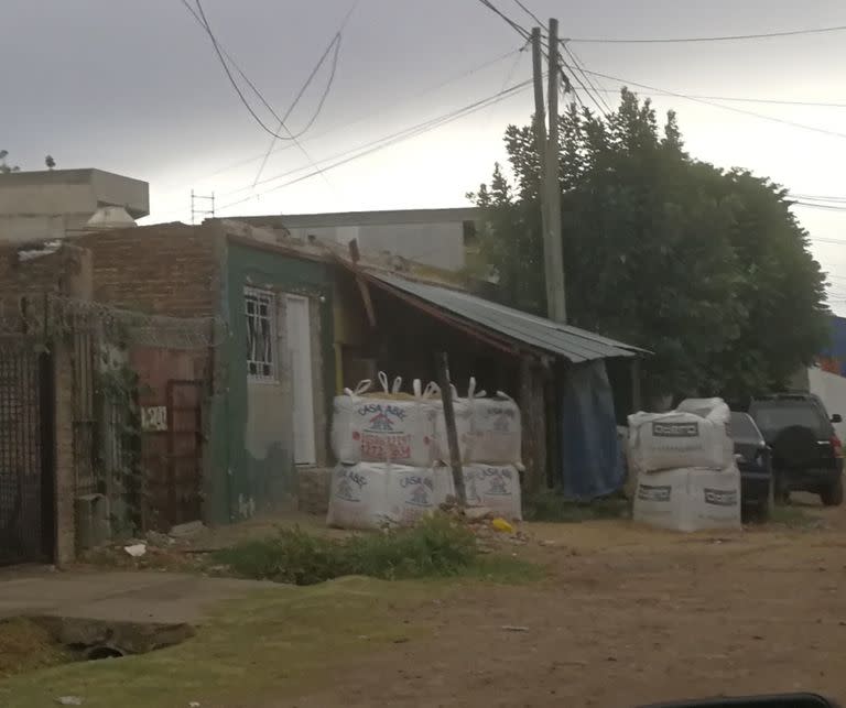 La casa de fachada verde con bolsas de cemento en la puerta es uno de los presuntos comedores sin actividad. Es en el barrio 9 de abril, de Esteban Echeverría 