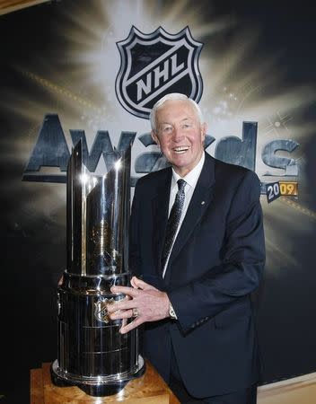 Montreal Canadiens great Jean Beliveau poses after being given a lifetime achievement award at the 2009 NHL Awards in Las Vegas, Nevada in this June 18, 2009 file photo. REUTERS/Mike Blake/Files