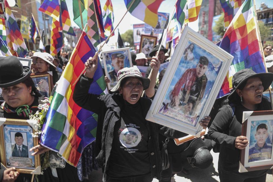 Familiares sostienen fotografías de sus seres queridos que murieron en las protestas del año pasado durante una manifestación para exigir la renuncia de la presidenta Dina Boluarte, en Juliaca, Perú, el martes 9 de enero de 2024. (Foto AP/Aldair Mejía)