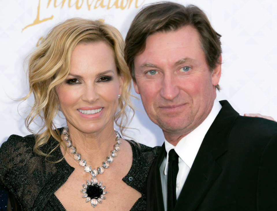 BEVERLY HILLS, CA - OCTOBER 13:  Janet Jones (L) and husband hockey player Wayne Gretzky attend the 10th Annual Alfred Mann Foundation Gala on October 13, 2013 in Beverly Hills, California.  (Photo by Rodrigo Vaz/FilmMagic)