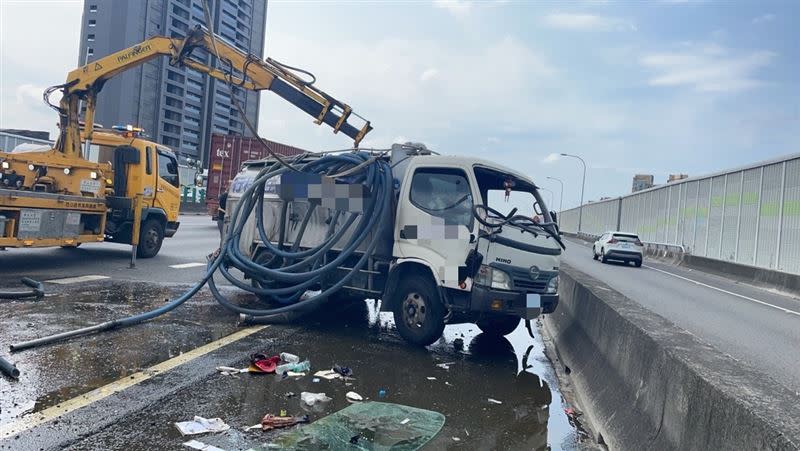 國道水肥車翻覆現場臭氣沖天。（圖／翻攝畫面）