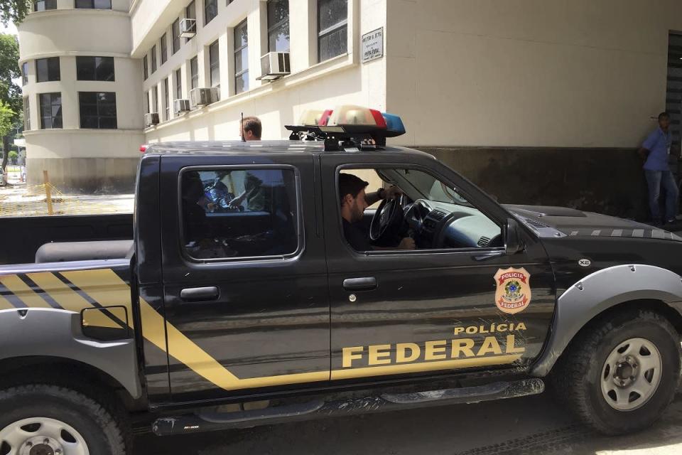 Viatura da Pol&#xed;cia Federal entrando na sede PF