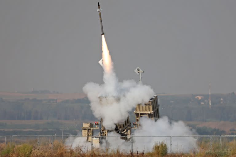 Despegue de un misil del sistema de defensa israelí Cúpula de Hierro para interceptar los cohetes palestinos