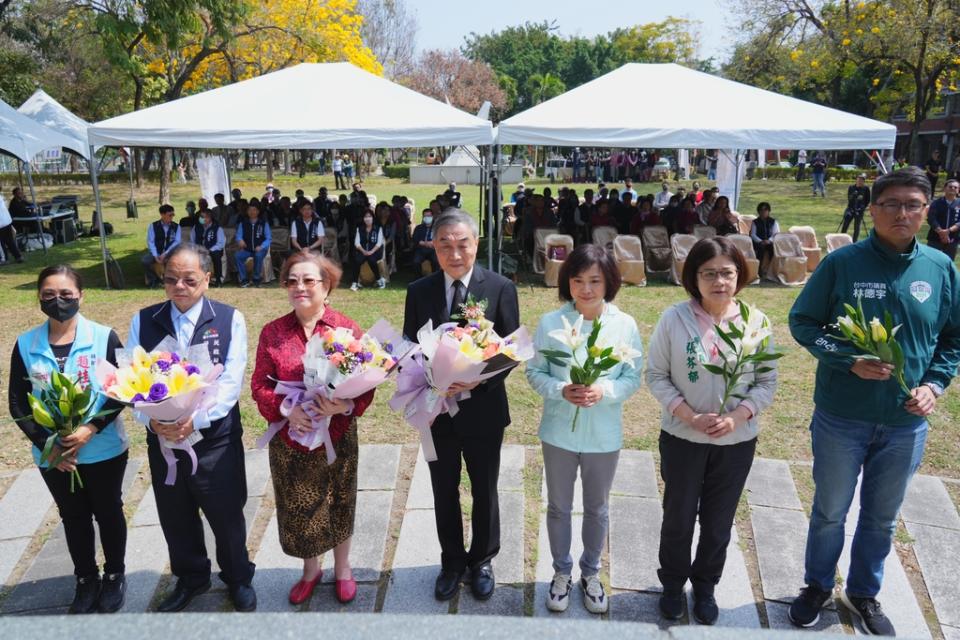 《圖說》副市長黃國榮等人於大里區國光公園紀念碑前獻花致意。