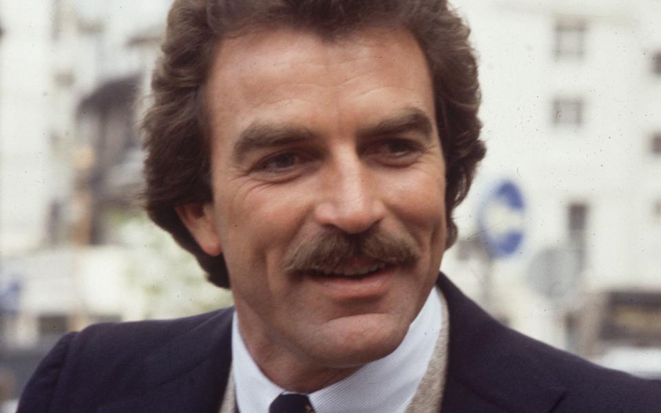 Einer der schönsten Männer der 80er-Jahre: Tom Selleck alias "Magnum" lag mit seinem Schnurrbart voll im Trend (und trägt ihn bis heute). (Bild: Hulton Archive/Getty Images)