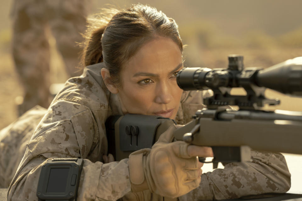 En esta imagen proporcionada por Netflix, Jennifer Lopez en una escena de "The Mother". (Ana Carballosa/Netflix vía AP)