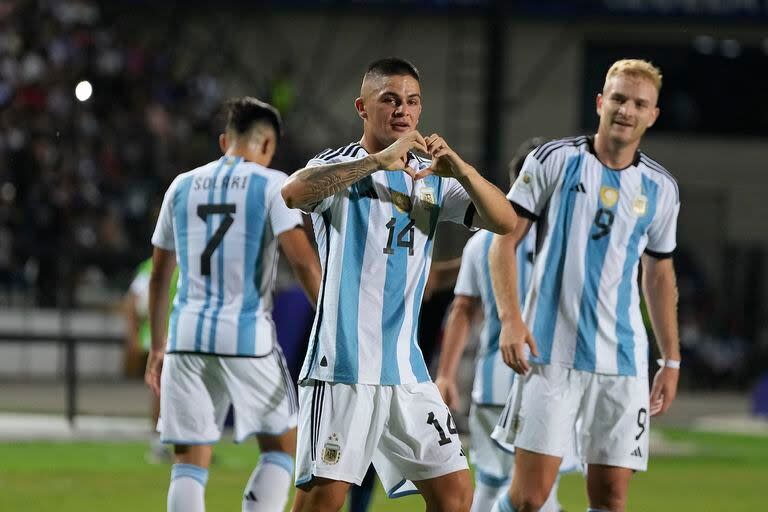 Aaron Quirós festeja su gol ante Uruguay; el lateral izquierdo sería titular ante Paraguay tras la expulsión de Valentín Barco