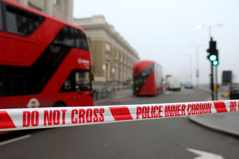 El cordón policial se ve en la escena del apuñalamiento en el Puente de Londres, en el que dos personas fueron asesinadas, en Londres, Reino Unido