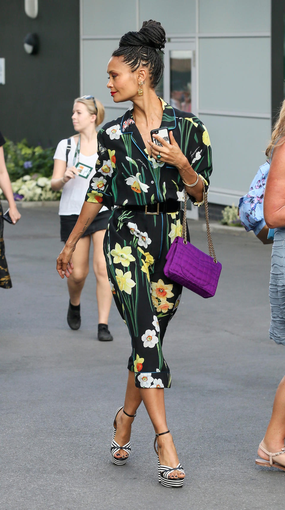 <p>Eine der heimlichen Style-Queens von Wimbledon war Thandie Newton in ihrem schwarzen Capri-Jumpsuit mit Narzissen-Print, den sie mit schwarz-weißen Aquazzurra-Sandalen und lilafarbener Samt-Clutch kombinierte. (Bild: Rex Features) </p>