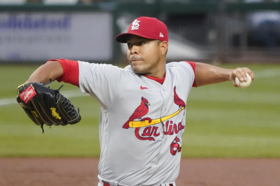 ARCHIVO - El colombiano José Quintana, de los Cardenales de San Luis, lanza en un juego ante los Piratas de Pittsburgh , el lunes 3 de octubre de 2022. Los Mets de Nueva York han concretado el fichaje de Quintana por 26 millones de dólares a dos años, se informó el sábado 10 de diciembre de 2022. (AP Foto/Keith Srakocic, archivo)